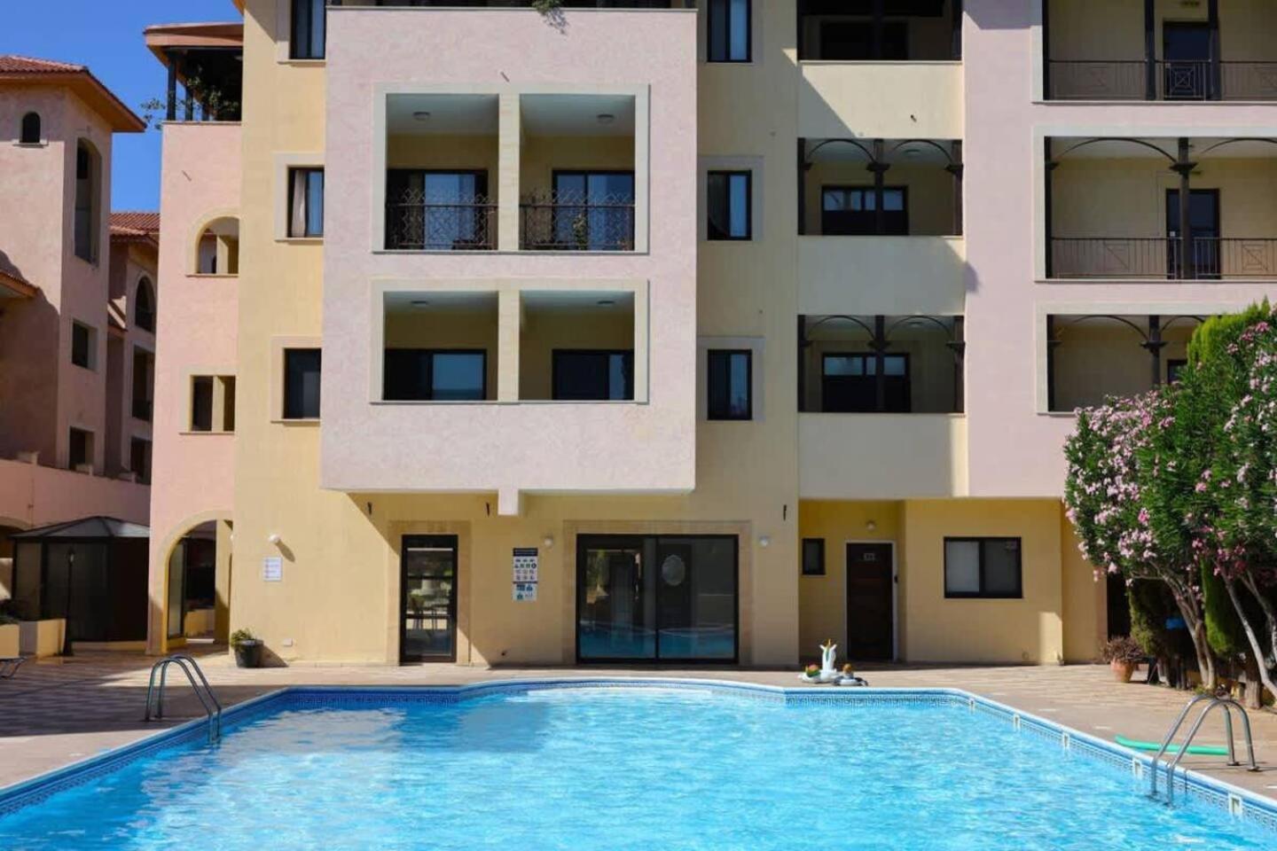 Queens Gardens Paradise Vip, Pool, Mall, Sea Paphos Ngoại thất bức ảnh