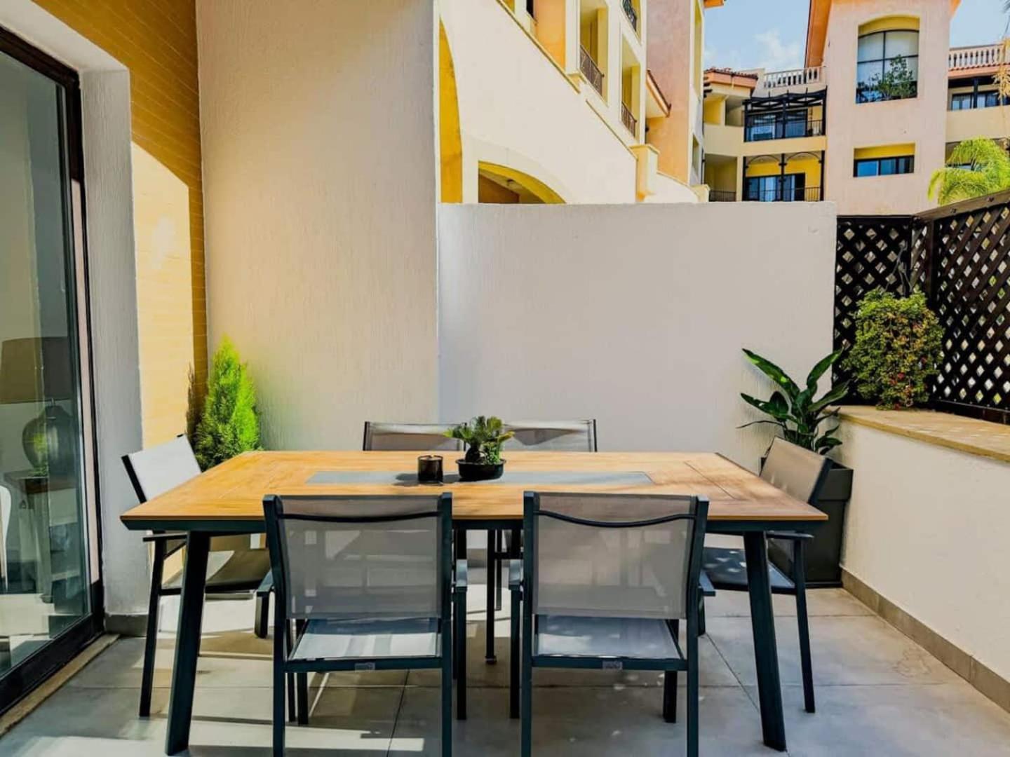 Queens Gardens Paradise Vip, Pool, Mall, Sea Paphos Ngoại thất bức ảnh